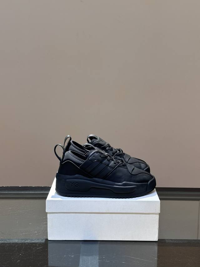 Y-3 Centennial Lo 新款男士织物皮革低帮休闲运动鞋出货，Y-3 Centennial Lo是以篮球为灵感的 Y-3 鞋，对篮球轮廓的现代诠释，使